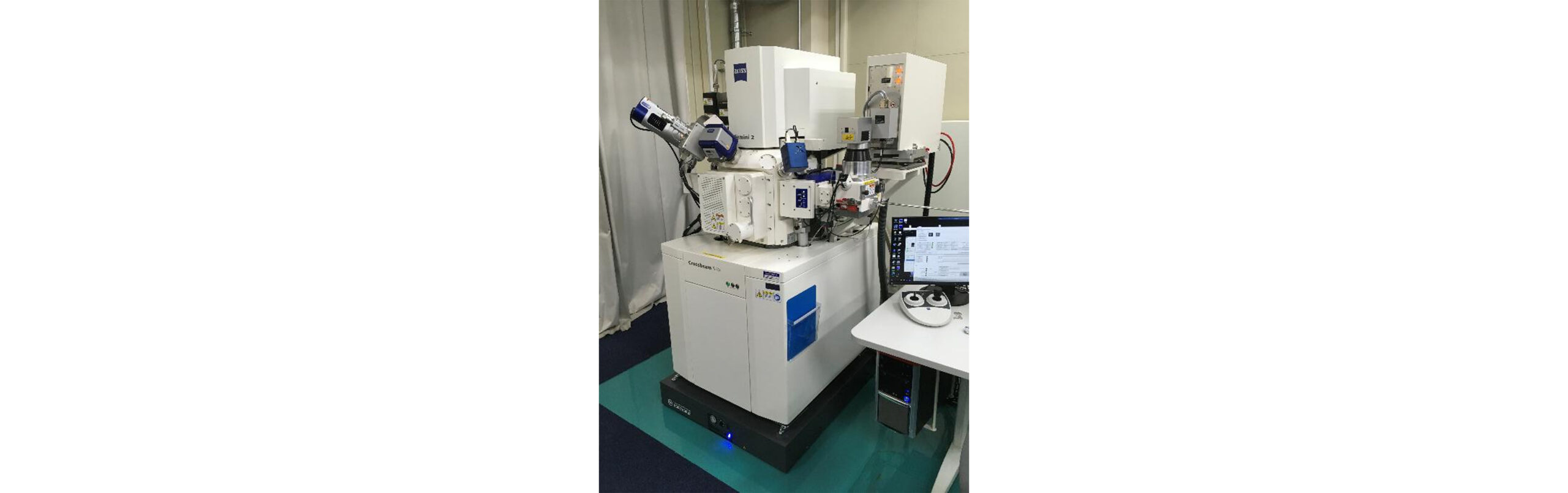 FIB／走査電子顕微鏡 (ZEISS製 Crossbeam 550、fsレーザー搭載)